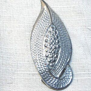 SIlver, Sleek Style *** BROOCH ***